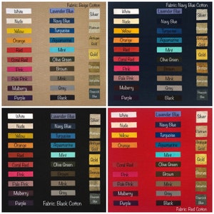 Op de afbeelding: Een kleurenkaart met verschillende stoffenkleuren en -namen. De kaart is verdeeld in vier secties, elk met een andere stoffenkleur: beige, marineblauw, zwart en rood. Elke sectie bevat een lijst van 12 kleuren met hun namen in wit gedrukt.