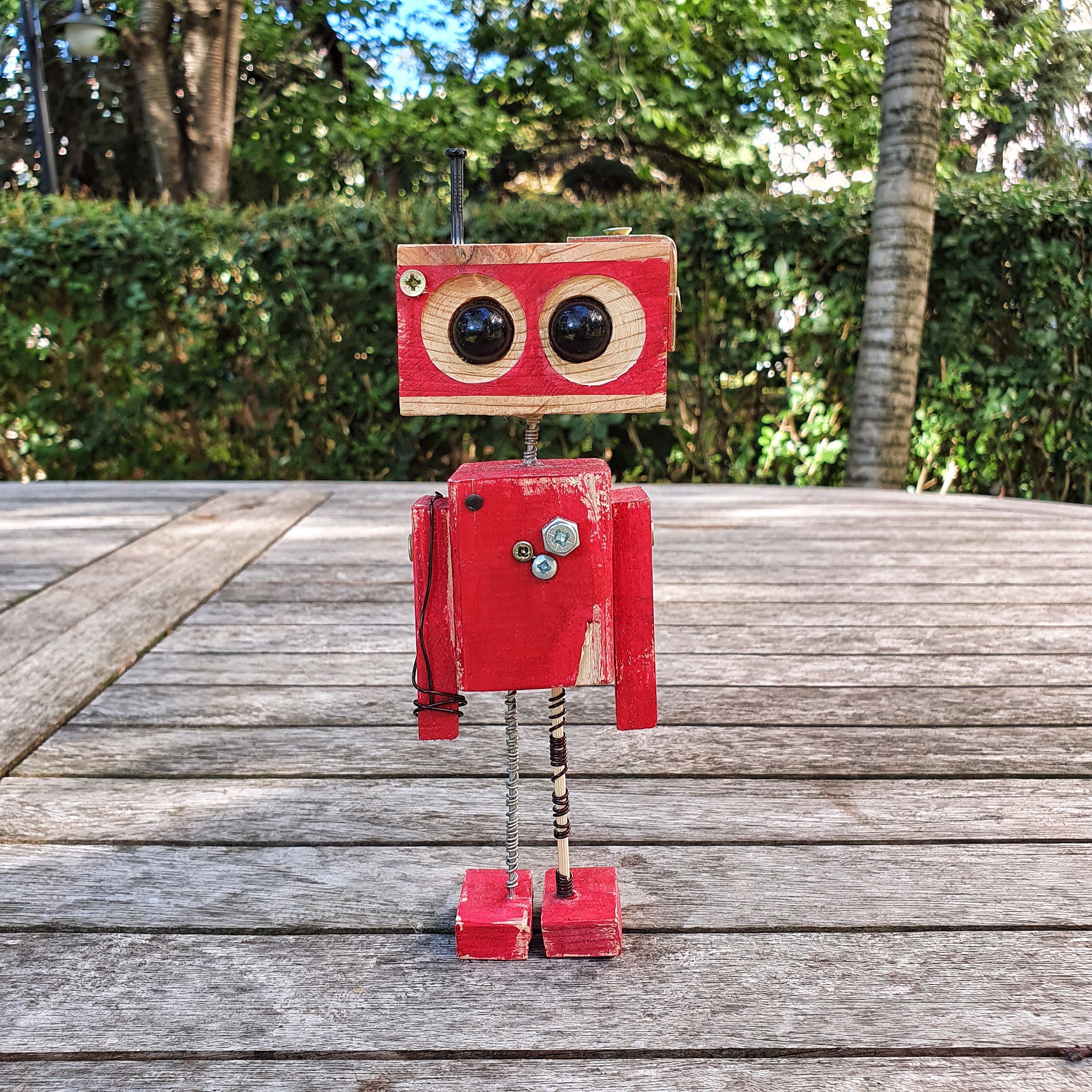 手作りのスチームパンク風の赤い木製ロボット置物 - レトロなデスク