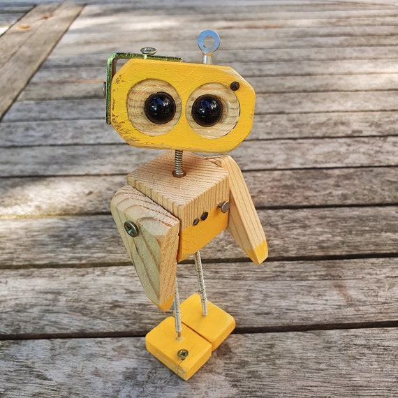 手作り木製ロボット置物 - 黄色のロボット彫刻 - 風変わりなデスク装飾