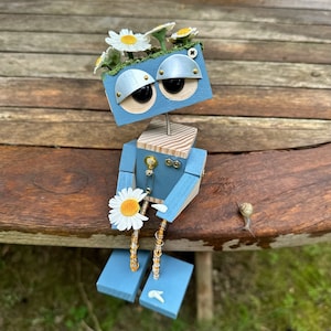 Handmade Wooden Robot – Funny Romantic Geek Gift – Steampunk Flower Figurine – Love Message Robot – Daisy Desk Toy for Him or Her