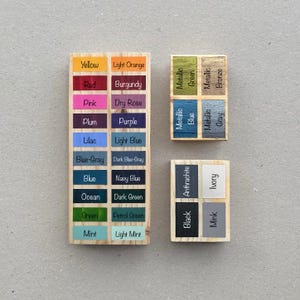 Puede incluir: Bloques de madera con muestras de color y nombres, incluyendo amarillo, naranja claro, rojo, burdeos, rosa, rosa seco, ciruela, morado, lila, azul claro, gris azulado, gris oscuro, azul, azul marino, oc&eacute;ano, verde oscuro, verde, verde petr&oacute;leo, menta, menta clara, verde met&aacute;lico, bronce met&aacute;lico, azul met&aacute;lico, gris met&aacute;lico, negro, antracita, vis&oacute;n y marfil.