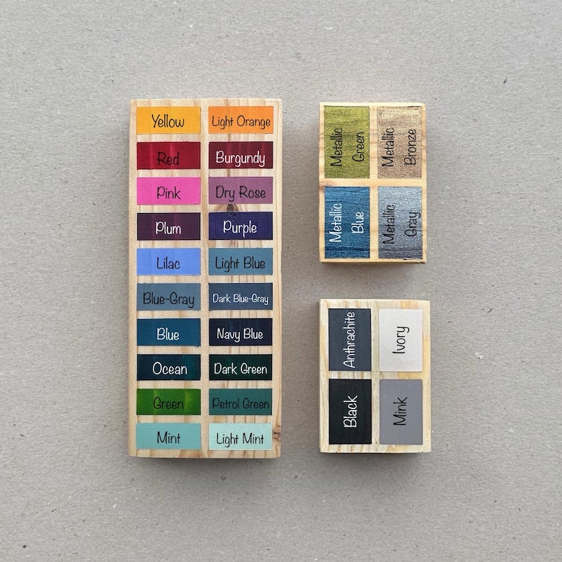 Puede incluir: Bloques de madera con muestras de color y nombres, incluyendo amarillo, naranja claro, rojo, burdeos, rosa, rosa seco, ciruela, morado, lila, azul claro, gris azulado, gris oscuro, azul, azul marino, oc&eacute;ano, verde oscuro, verde, verde petr&oacute;leo, menta, menta clara, verde met&aacute;lico, bronce met&aacute;lico, azul met&aacute;lico, gris met&aacute;lico, negro, antracita, vis&oacute;n y marfil.