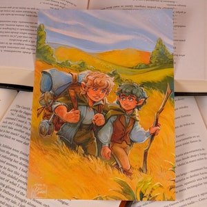 Puede incluir: Dos elfos, uno con cabello rubio y el otro con cabello verde, caminan por un campo de hierba alta. El elfo rubio lleva una camisa azul y una mochila. El elfo verde lleva un chaleco marrón y una camisa azul. Ambos llevan palos. El fondo es una pintura de acuarela de una colina verde ondulada con un cielo azul.