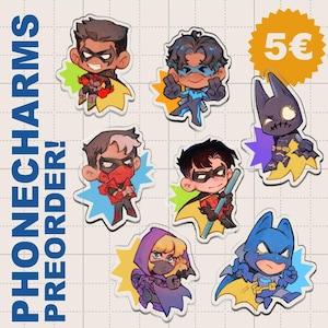 Puede incluir: Una colección de amuletos de personajes de dibujos animados, con héroes en varias poses con capas y máscaras. Los amuletos están sobre fondos de explosiones de colores, con el texto "PHONECHARMS PREORDER!" en azul.