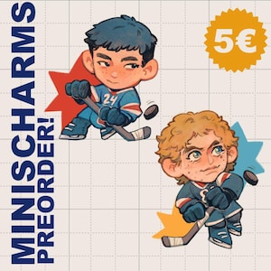 Puede incluir: Dos colgantes de personajes con temática de hockey. Un colgante presenta a un jugador de pelo azul con el número 24 en su camiseta, sosteniendo un palo de hockey y un disco. El otro colgante tiene un jugador rubio. El texto "MINISCHARMS PREORDER!" está a la izquierda.