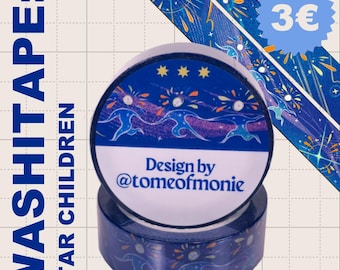 Op de afbeelding: Een rol blauwe washi tape met een sterrenhemelontwerp en de tekst "Design by @tomeofmonie". De tape kost 3 euro.