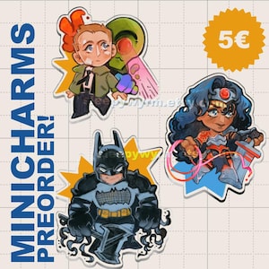 Peut inclure: Trois breloques illustrées représentant un personnage en veste verte, un héros sombre avec un masque de chauve-souris et un guerrier aux longs cheveux noirs avec une épée. Le texte MINICHARMS PREORDER est affiché verticalement en bleu à gauche.