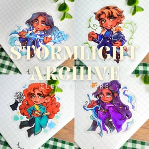 Può includere: Quattro adesivi trasparenti con personaggi della serie di libri Stormlight Archive. Gli adesivi sono stampati con illustrazioni colorate dei personaggi su uno sfondo bianco. I personaggi sono rappresentati in uno stile cartone animato.