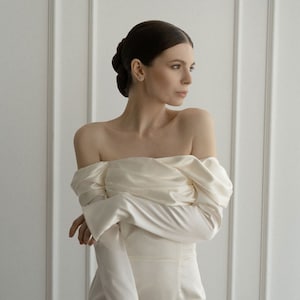 Seidenhochzeitskleid mit langen Ärmeln | Weg von der Schulter Brautkleid | Farbe elfenbein | Brautkleid mit offenem Rücken | Silhouette Brautkleid