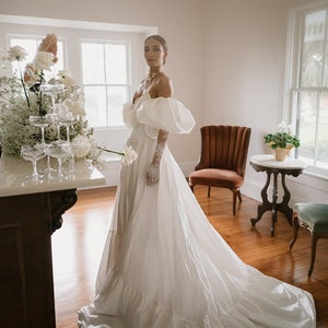 Robe de mariée à épaules dénudées et gants | Robe de mariée élégante | Robe de mariée en taffetas | Manches bouffantes avec gants en dentelle | Robe taille basse