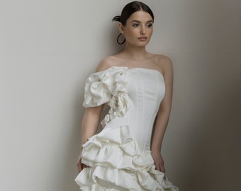 Robe de mariée asymétrique | Robe de mariée en satin | Robe de mariée à volants | Robe corset taille basse | Robe de mariée ivoire | Robe de mariée moderne