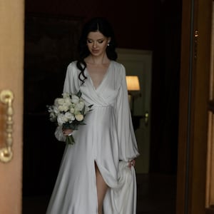 Robe de mariée longue traine|Robe de mariée dos nu|Robe de mariée en soie|Robe à décolleté en V |Robe à manches aérées| Robe pour mariée enceinte
