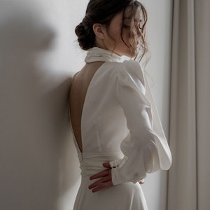 Vestido de novia midi de seda hecho a mano: espalda abierta, mangas largas