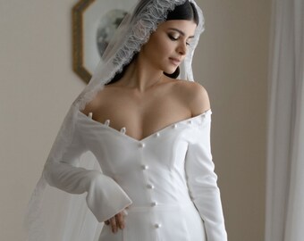 Robe de mariée Long Train| Robe de mariée à manches longues| Robe de mariée d’église| Robe en crêpe| Robe à épaules dénudées | Boutons de perles| Robe élégante