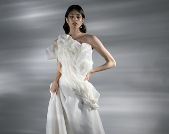 Robe de mariée à train long | Robe de mariée avec vagues en organza | Robe de mariée sans manches | Robe silhouette A | Robe de mariée à épaules dénudées