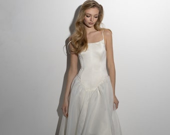 Handgefertigtes Ivory Satin Brautkleid: Modernes A-Linien-Kleid