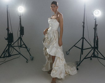 Vestido de novia de tafetán de seda color marfil: corsé con hombros descubiertos y cola larga