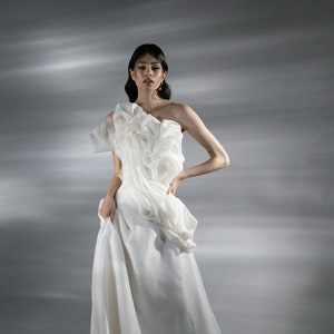 Lange Schleppe Brautkleid | Brautkleid mit Organza Wellen | Ärmelloses Brautkleid | A-Silhouette-Kleid | Off-The-Schulter Brautkleid