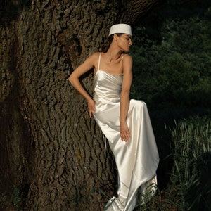 Robe de mariée en soie | Robe dos nu avec liens longs | Robe de mariée ivoire | Robe de mariée minimaliste | Design tendance | Robe nuisette
