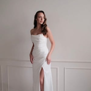 Robe de mariée longueur au sol | Robe à épaules dénudées | Robe satinée | Robe à une bretelle | Robe jupe portefeuille | robe de mariée silhouette moulante