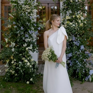 Eine Schulter Brautkleid | langen Zug Brautkleid | Seide Brautkleid | Organza Brautkleid | Minimalistisches Design | luftiges Brautkleid