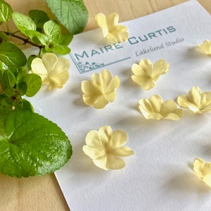 シルクサテン 8 枚の花びらのクサノオウの花、布製の花、造花、シルクの花