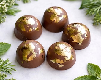 Bombones de lujo bañados en oro con suave relleno de caramelo, dulces con láminas de oro comestibles, caja de bombones gourmet hechos a mano para regalo de cumpleaños/boda, 16 unidades.