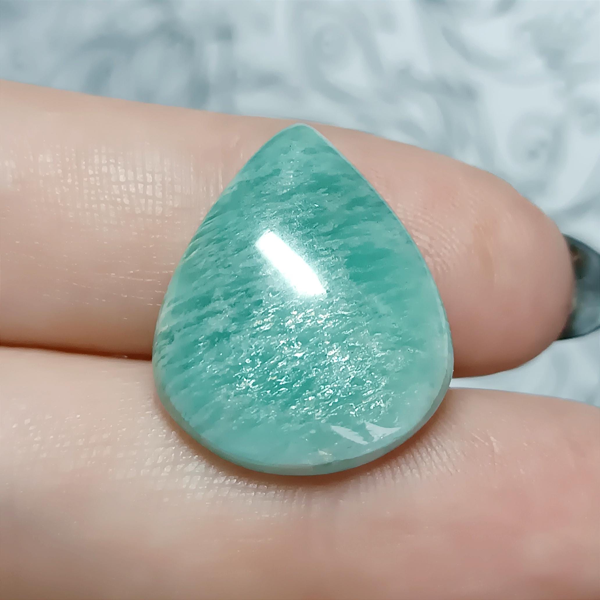 天然アマゾナイトカボション輝く派手なピースルースジェムティア