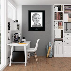 Puede incluir: Un escritorio blanco con un monitor de computadora negro, una l&aacute;mpara y un altavoz negro. Una silla blanca se encuentra frente al escritorio. Un retrato en blanco y negro de Ralph Waldo Emerson cuelga de la pared. Una estanter&iacute;a blanca con estantes llenos de libros y carpetas est&aacute; en el fondo.