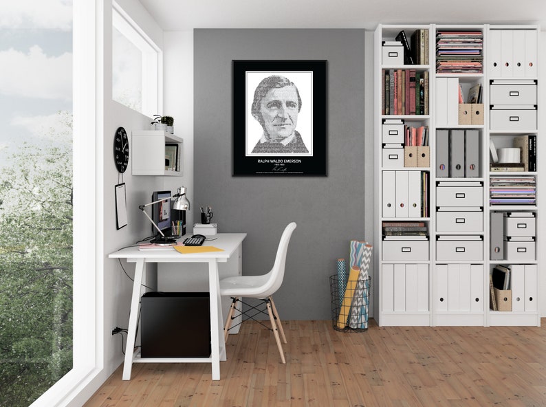 Puede incluir: Un escritorio blanco con un monitor de computadora negro, una l&aacute;mpara y un altavoz negro. Una silla blanca se encuentra frente al escritorio. Un retrato en blanco y negro de Ralph Waldo Emerson cuelga de la pared. Una estanter&iacute;a blanca con estantes llenos de libros y carpetas est&aacute; en el fondo.
