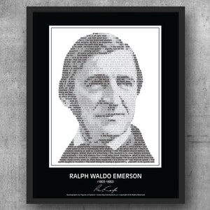 Puede incluir: Una impresi&oacute;n de arte de tipograf&iacute;a en blanco y negro con un retrato de Ralph Waldo Emerson, un ensayista, poeta y fil&oacute;sofo estadounidense. El retrato est&aacute; formado por palabras de sus escritos. El texto debajo del retrato dice "Ralph Waldo Emerson (1803-1882)" e incluye una firma.