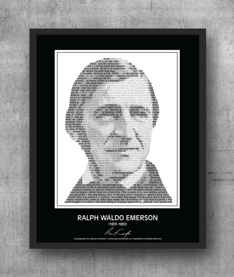 Puede incluir: Una impresi&oacute;n de arte de tipograf&iacute;a en blanco y negro con un retrato de Ralph Waldo Emerson, un ensayista, poeta y fil&oacute;sofo estadounidense. El retrato est&aacute; formado por palabras de sus escritos. El texto debajo del retrato dice "Ralph Waldo Emerson (1803-1882)" e incluye una firma.