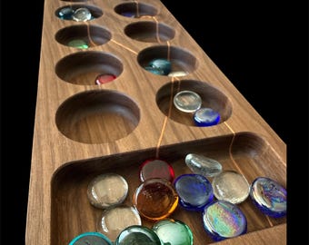 Tabellone Mancala artigianale con intarsi in legno di ciliegio - Gioco da tavolo in legno di lusso - Set Mancala premium da 18" con pietre di vetro e custodia