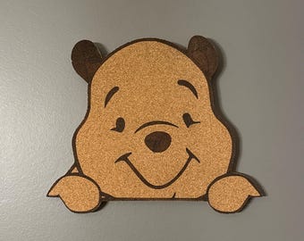 Bacheca ispirata a Winnie the Pooh - Pannello in sughero inciso al laser per lo scambio di spille Disney