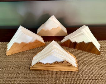 Portatovaglioli a forma di catena montuosa: decorazione in legno rustico