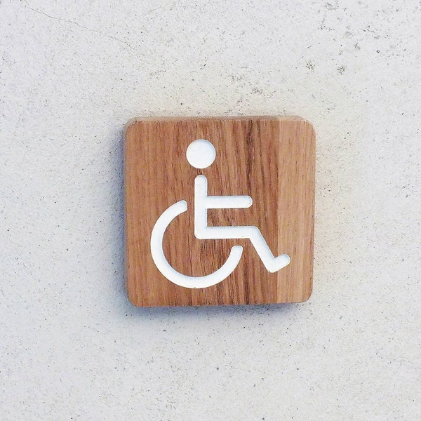 Pancarte en bois gravé pour signaliser un accès handicapé et PMR