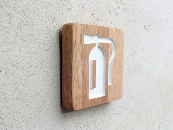 Panneau signalétique en bois avec pictogramme gravé pour indiquer un extincteur. Pancarte extincteur en bois gravé. Ecriteau bois avec picto