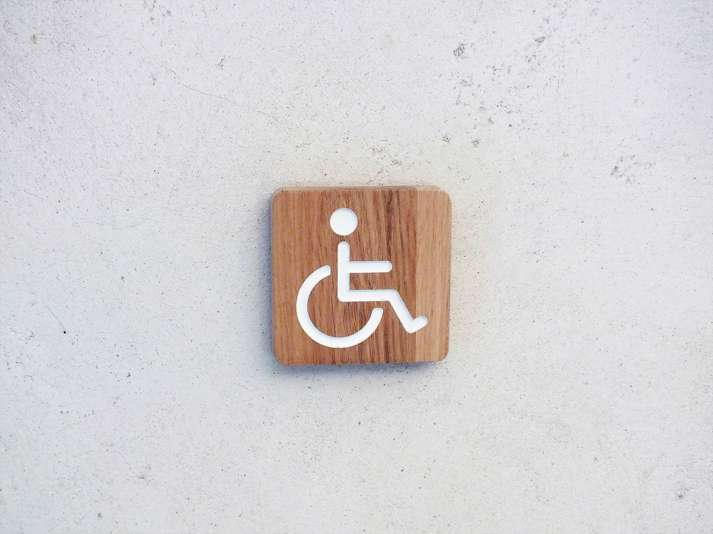 Pancarte en Bois Gravé Pour Signaliser Un Accès Handicapé et Pmr