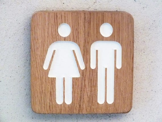 Plaque de porte en bois pour les toilettes mixtes avec les pictogrammes homme et femme gravés