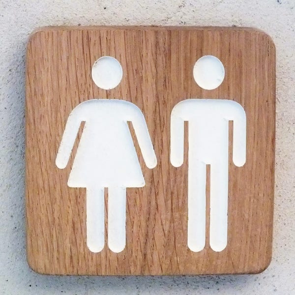 Plaque de porte en bois pour les toilettes mixtes avec les pictogrammes homme et femme gravés