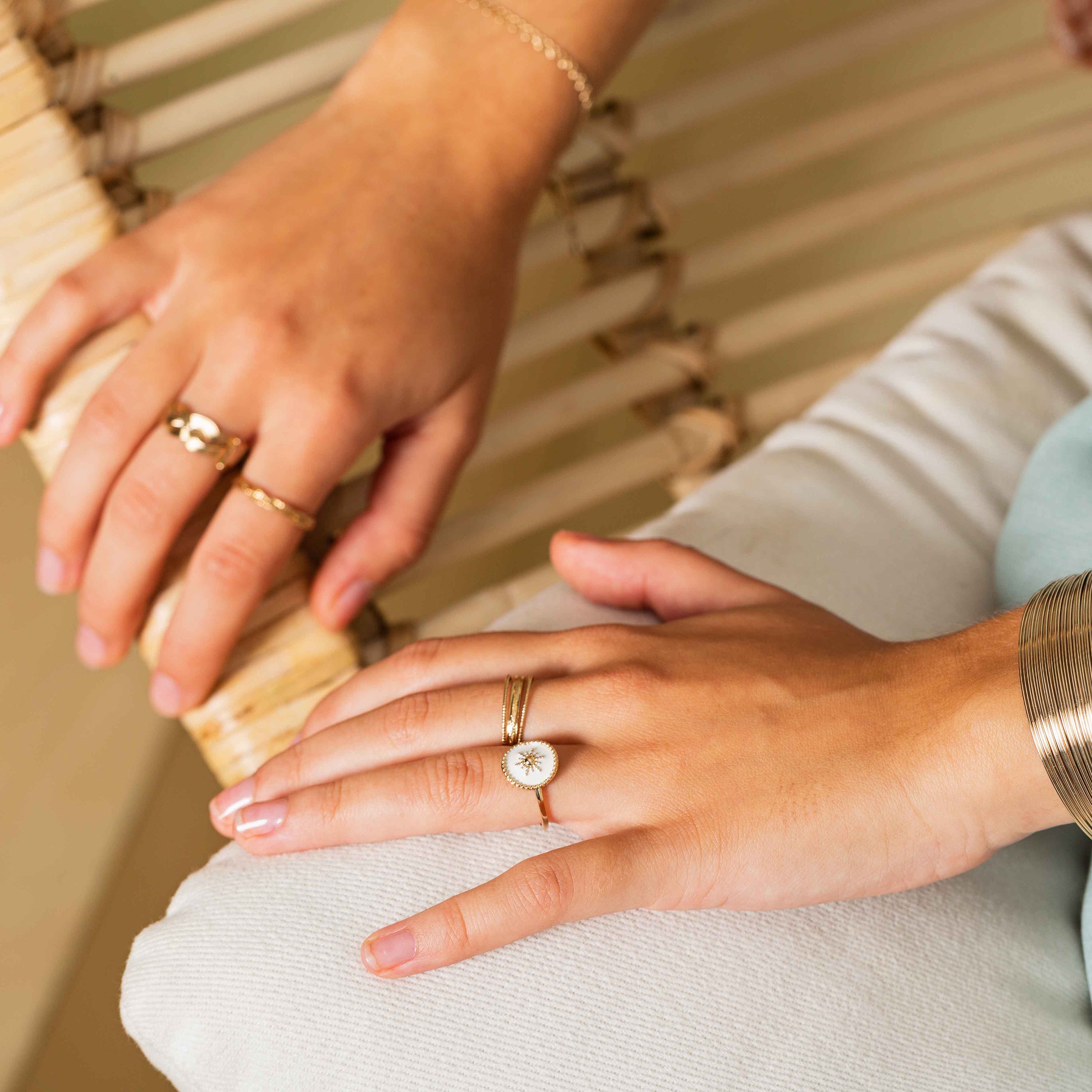 Dünner verstellbarer Ring mit 3 gemeißelten Reihen, 24 Karat vergoldet