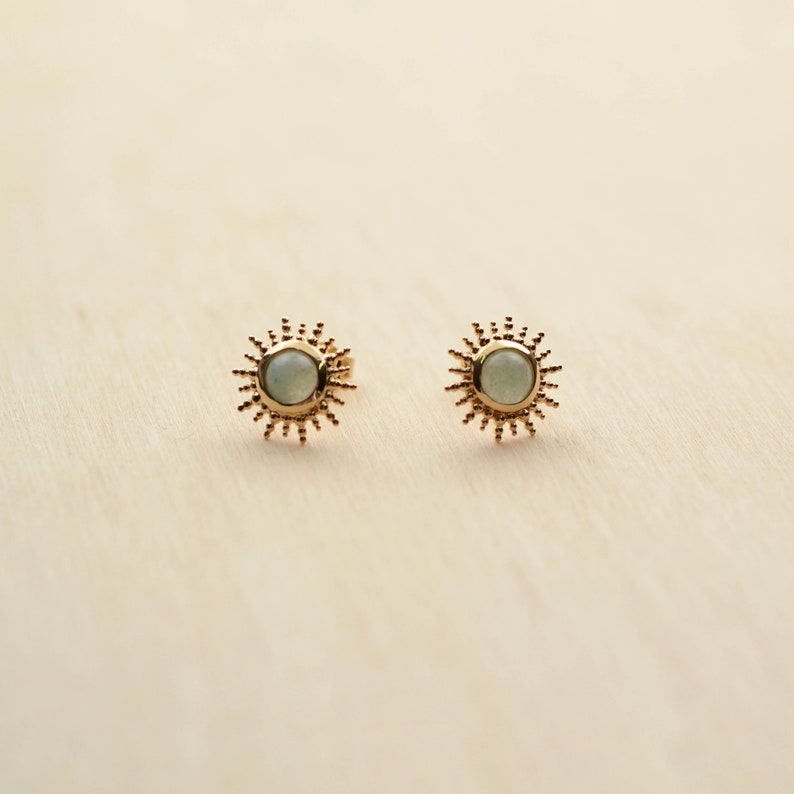 Gold-plated sun earrings adorned with an aventurine Comet image 1