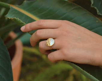 Floral ring in gold plating and white mother-of-pearl - Circle palm