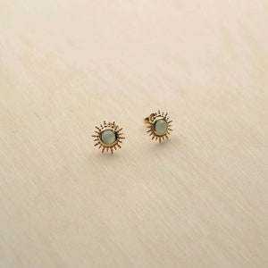 Gold-plated sun earrings adorned with an aventurine Comet image 3