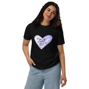 Puede incluir: Camiseta negra con un diseño de corazón morado claro. El corazón contiene el texto manuscrito "Fight the Algorithm with all your HEART". La camiseta es de material suave, adecuada para el uso diario.