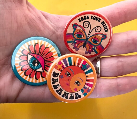 Amscan 5er-Set Niedliche Hippie-Knöpfe – 6,3 Cm, Bunte Flower-Power-Motive Mit Sicherheitsnadel