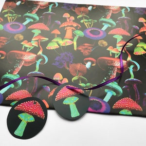 Puede incluir: Un fondo negro est&aacute; cubierto de ilustraciones de setas coloridas. Dos etiquetas de regalo ovaladas con dise&ntilde;os de setas est&aacute;n unidas a una cinta morada. Las etiquetas y el papel de regalo son perfectos para un regalo tem&aacute;tico de la naturaleza.