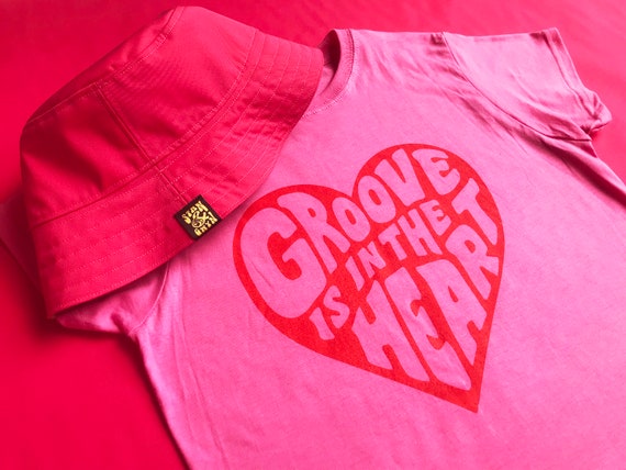 Roze dames T shirt Groove is in the Heart T shirt Valentijnscadeau Groovy Tee Retro Kleding Dames Muziek T shirt. Etsy Nederland