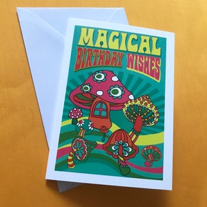 Op de afbeelding: Een kaart met een psychedelisch ontwerp met paddenstoelen en de tekst "Magical Birthday Wishes".