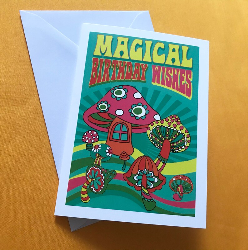 Op de afbeelding: Een kaart met een psychedelisch ontwerp met paddenstoelen en de tekst "Magical Birthday Wishes".